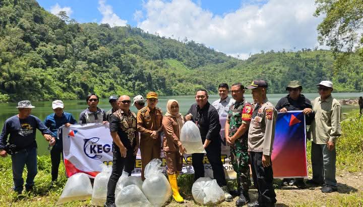 Maya Novefry Handayani bersama PT EDC menabur benih ikan semah di Danau Duo.