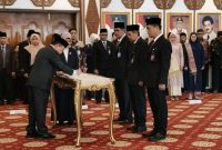 Gubernur Jambi, Al Haris, saat melantik direksi Bank Pembangunan Daerah (BPD) Jambi di Auditorium Rumah Dinas Gubernur Jambi, Senin (01/09).