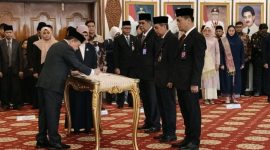 Gubernur Jambi, Al Haris, saat melantik direksi Bank Pembangunan Daerah (BPD) Jambi di Auditorium Rumah Dinas Gubernur Jambi, Senin (01/09).