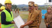 Bupati Kerinci Monadi menyerahkan sertifikat kompetensi kepada pekerja konstruksi di halaman Kantor Bupati, 1 September 2025.