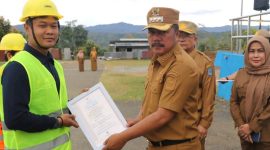 Bupati Kerinci Monadi menyerahkan sertifikat kompetensi kepada tenaga kerja konstruksi di halaman Kantor Bupati, Senin (1/9/2025).