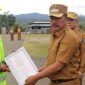 Bupati Kerinci Monadi menyerahkan sertifikat kompetensi kepada tenaga kerja konstruksi di halaman Kantor Bupati, Senin (1/9/2025).