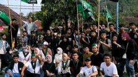 Ratusan mahasiswa HMI Kerinci-Sungai Penuh menggelar aksi damai di halaman Mapolres Kerinci.
