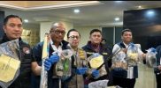 Polisi menunjukkan barang bukti bom molotov saat penangkapan RAP di Jakarta.