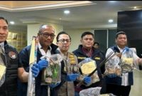 Polisi menunjukkan barang bukti terkait penangkapan RAP yang menyebarkan tutorial bom molotov di Jakarta, Selasa (2/9).
