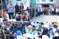 Ketua DPRD Kota Sungai Penuh berdialog dengan mahasiswa saat aksi damai di halaman kantor dewan.
