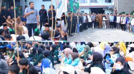 Ketua DPRD Kota Sungai Penuh berdialog dengan mahasiswa saat aksi damai di halaman kantor dewan.
