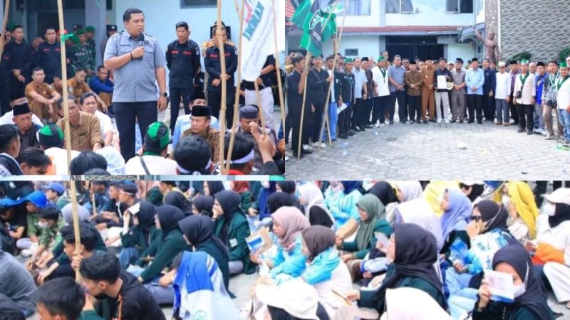 Ketua DPRD Kota Sungai Penuh berdialog dengan mahasiswa saat aksi damai di halaman kantor dewan.
