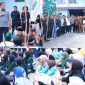 Ketua DPRD Kota Sungai Penuh berdialog dengan mahasiswa saat aksi damai di halaman kantor dewan.
