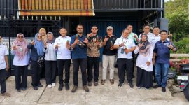 Ketua Tim Penilai Adipura, Novan Arista, bersama rombongan meninjau Bank Sampah Lindung Berseri di Desa Talang Lindung, Sungai Penuh, Rabu (3/9/2025).