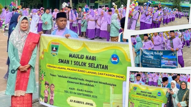 Pelajar SMAN 1 Solok Selatan berjalan beriringan membawa bungo lamang sambil menabuh rebana dan melantunkan sholawat.