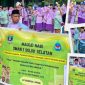 Pelajar SMAN 1 Solok Selatan berjalan beriringan membawa bungo lamang sambil menabuh rebana dan melantunkan sholawat.