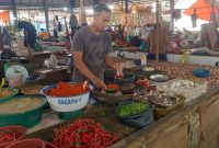 Khadafi Pedagang Cabe di Pasar Tanjung Bajure (  Foto inbrita)