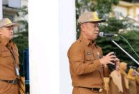 Sekda Kota Sungai Penuh Alpian memberikan arahan kedisiplinan ASN dan peningkatan PAD pada apel di halaman Kantor Walikota. (Foto Kominfo Kota Sungai Penuh)”