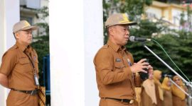 Sekda Kota Sungai Penuh Alpian memberikan arahan kedisiplinan ASN dan peningkatan PAD pada apel di halaman Kantor Walikota. (Foto Kominfo Kota Sungai Penuh)”