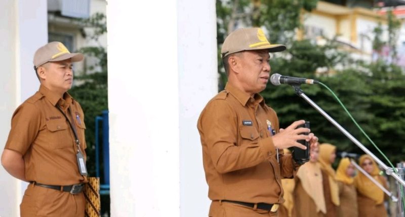 Sekda Kota Sungai Penuh Alpian memberikan arahan kedisiplinan ASN dan peningkatan PAD pada apel di halaman Kantor Walikota. (Foto Kominfo Kota Sungai Penuh)”