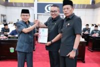Wako Alfin, Wawako Azhar, dan Wakil Ketua DPRD Hardizal saat rapat paripurna pembahasan perubahan RAPBD 2025.