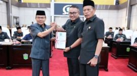 Wako Alfin, Wawako Azhar, dan Wakil Ketua DPRD Hardizal saat rapat paripurna pembahasan perubahan RAPBD 2025.