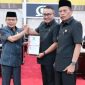 Wako Alfin, Wawako Azhar, dan Wakil Ketua DPRD Hardizal saat rapat paripurna pembahasan perubahan RAPBD 2025.