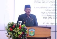 Wawako Sungai Penuh Azhar Hamzah saat menyampaikan jawaban atas pandangan fraksi DPRD dalam rapat paripurna APBD Perubahan 2025.