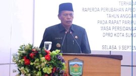 Wawako Sungai Penuh Azhar Hamzah saat menyampaikan jawaban atas pandangan fraksi DPRD dalam rapat paripurna APBD Perubahan 2025.