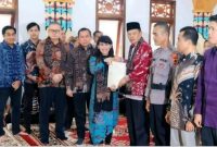 Wakil Walikota Sungai Penuh, Azhar Hamzah, bersama Staf Ahli Kementerian ATR/BPN Rezka Oktoberia saat sosialisasi pendaftaran tanah ulayat.