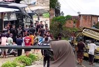 Mobil dump truck dan minibus Brimob rusak parah setelah bertabrakan di Desa Baru Pulau Sangkar, Kerinci.