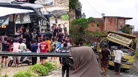 Mobil dump truck dan minibus Brimob rusak parah setelah bertabrakan di Desa Baru Pulau Sangkar, Kerinci.