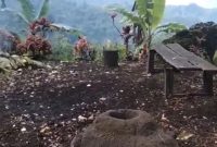 Lesoun Bateu, lesung batu peninggalan nenek moyang Suku Kerinci di Bukit Takalak Angin Desa Talang Lindung ( Foto Novtrianto Dahmunir)
