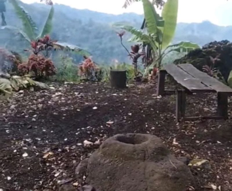 Lesoun Bateu, lesung batu peninggalan nenek moyang Suku Kerinci di Bukit Takalak Angin Desa Talang Lindung ( Foto Novtrianto Dahmunir)