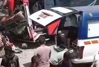 Suasana evakuasi bus rombongan RS Bina Sehat Jember usai kecelakaan di jalur wisata Bromo, Probolinggo.