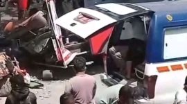 Suasana evakuasi bus rombongan RS Bina Sehat Jember usai kecelakaan di jalur wisata Bromo, Probolinggo.