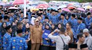 Bupati Kerinci berfoto bersama pegawai penerima SK PPPK Formasi 2024 di Halaman Kantor Bupati.