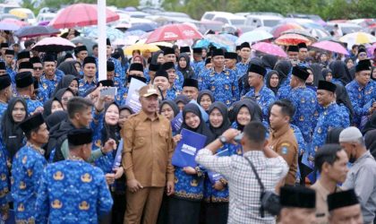 Bupati Kerinci berfoto bersama pegawai penerima SK PPPK Formasi 2024 di Halaman Kantor Bupati.
