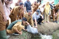 Walikota Sungai Penuh, Alfin, menyerahkan benih lele dan pakan kepada anggota Pokdakan di Desa Simpang Tiga.