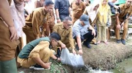Walikota Sungai Penuh, Alfin, menyerahkan benih lele dan pakan kepada anggota Pokdakan di Desa Simpang Tiga.