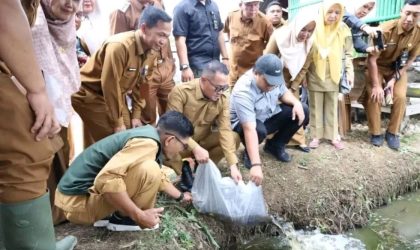 Walikota Alfin menyerahkan benih lele kepada anggota Pokdakan di Sungai Penuh.