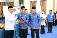 Wali Kota Alfin menyerahkan plakat kepada Kepala Kanwil KemenHAM Jambi, didampingi Wakil Wali Kota Azhar Hamzah.
