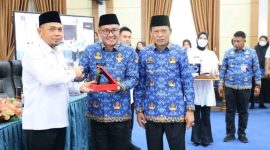 Wali Kota Alfin menyerahkan plakat kepada Kepala Kanwil KemenHAM Jambi, didampingi Wakil Wali Kota Azhar Hamzah.
