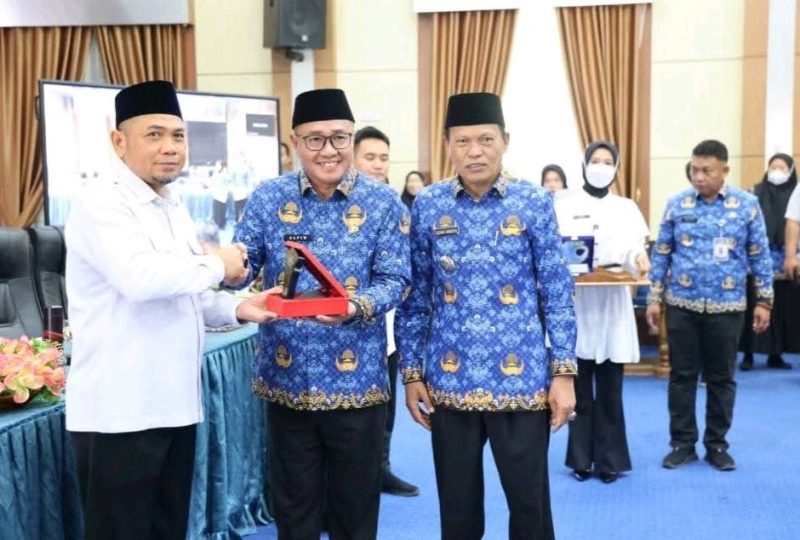 Wali Kota Alfin menyerahkan plakat kepada Kepala Kanwil KemenHAM Jambi, didampingi Wakil Wali Kota Azhar Hamzah.
