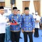 Wali Kota Alfin menyerahkan plakat kepada Kepala Kanwil KemenHAM Jambi, didampingi Wakil Wali Kota Azhar Hamzah.

