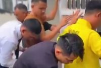 Petugas Rutan Sungai Penuh memeriksa blok hunian selama razia rutin guna memastikan keamanan dan ketertiban warga binaan.