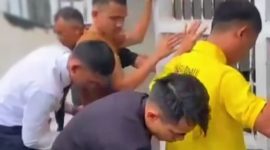 Petugas Rutan Sungai Penuh memeriksa blok hunian selama razia rutin guna memastikan keamanan dan ketertiban warga binaan.