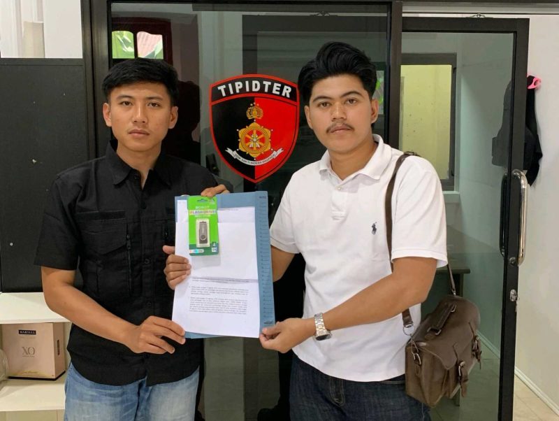 Gandhi Wira Azani resmi melaporkan akun TikTok palsu ke Polres Kerinci.
