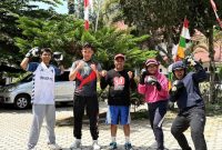 Lalan dan Desi serius mengikuti latihan boxing di bawah arahan pelatih.
