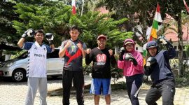 Lalan dan Desi serius mengikuti latihan boxing di bawah arahan pelatih.
