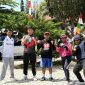 Lalan dan Desi serius mengikuti latihan boxing di bawah arahan pelatih.
