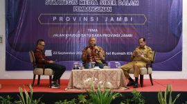 Seminar SMSI progres pembangunan Jalan Khusus Batu Bara kepada peserta seminar SMSI Jambi.