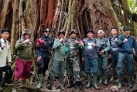 Babinsa Koramil 417-02/GR dampingi TNKS pasang tanda larangan hutan Gunung Raya.
