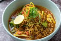 Semangkuk mi instan yang disulap lebih sehat dengan tambahan sayuran segar.( Foto Pexels)